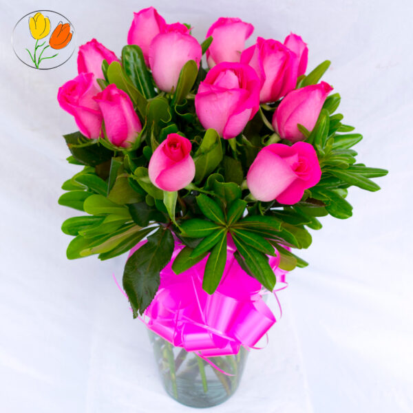 12 rosas fucsia en jarron