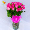 18 rosas fucsia en jarron