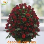 108 rosas rojas en canasta de mimbre