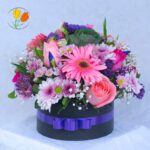 Caja con flores rosadas