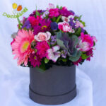 Caja con flores rosadas