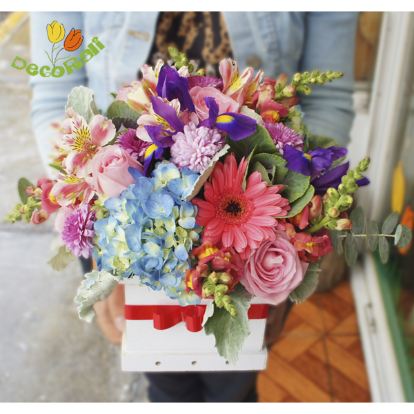 Rosas gerberas y hortensias en caja