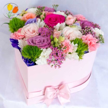Corazon con flores rosadas